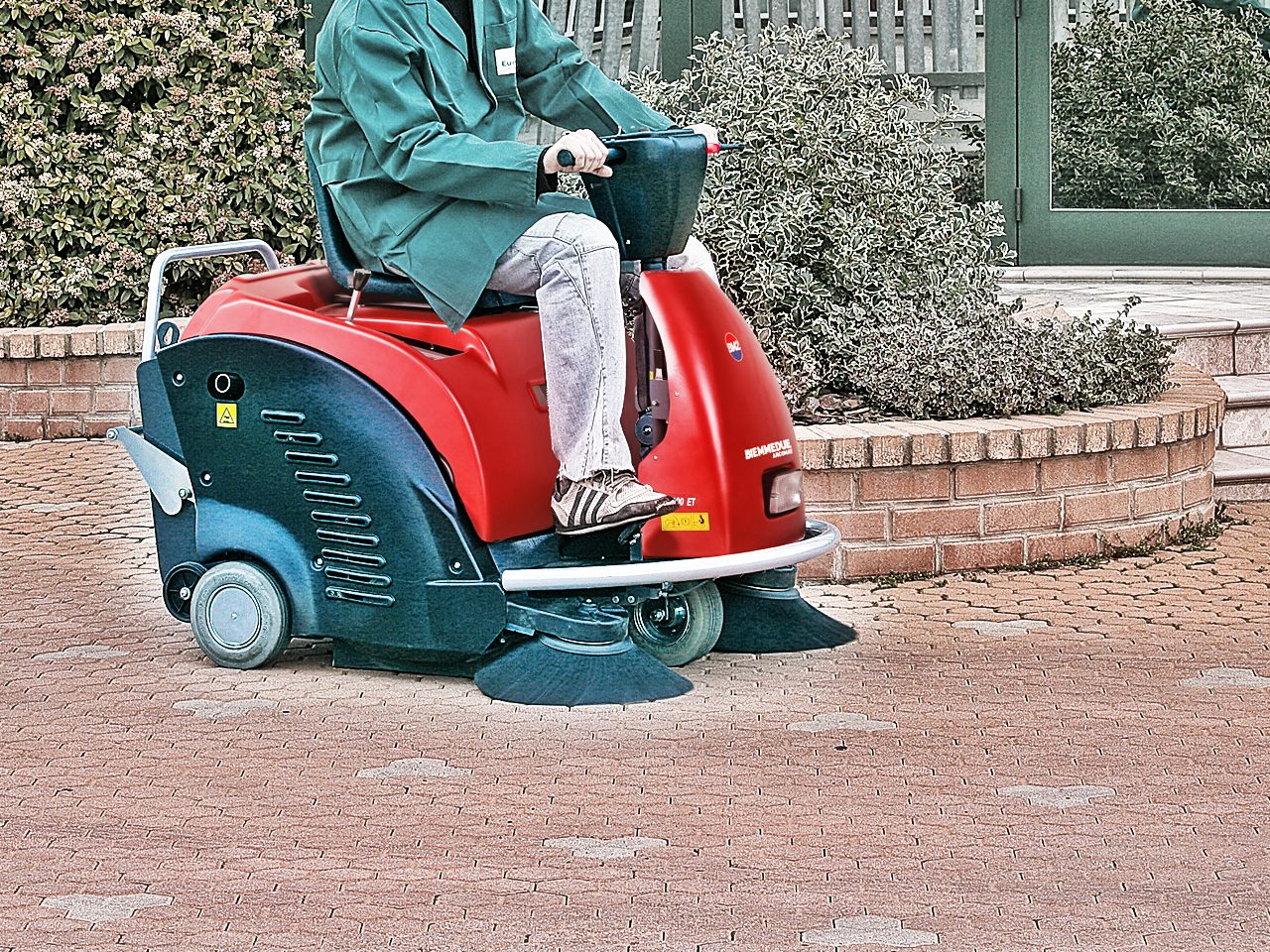 Biemmedue Arcomat Dusty 1100 STH ride on combustion engine motorised vacuum sweepers - Image 7